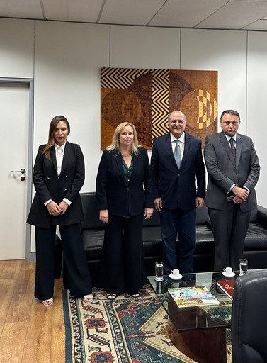 Presidente do Grupo de Acompanhamento do Custeio a Projetos de Conectividade de Escolas (Gape), conselheiro da Anatel Vicente Aquino, e a presidente da Entidade Administradora da Conectividade de Escolas (Eace), Paula Martins, foram recebidos pelo vice-presidente da República e ministro do Desenvolvimento, Geraldo Alckmin, e assessora