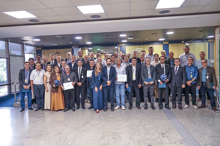 Foto mostra grupo grande de pessoas reunidas após a cerimônia de entrega do prêmio.
