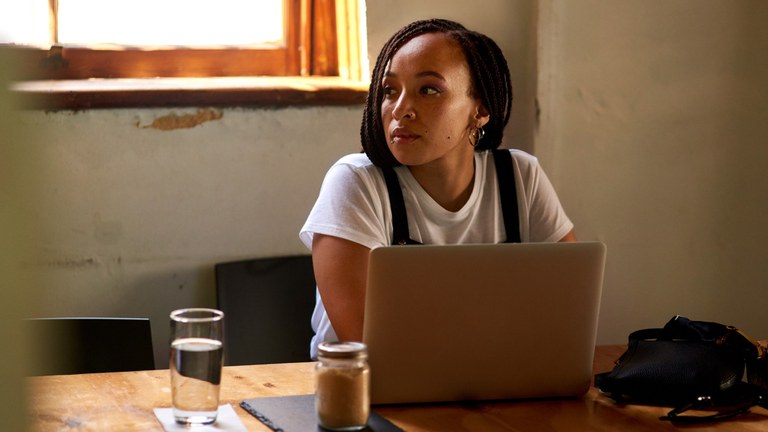 Mulher usando computador