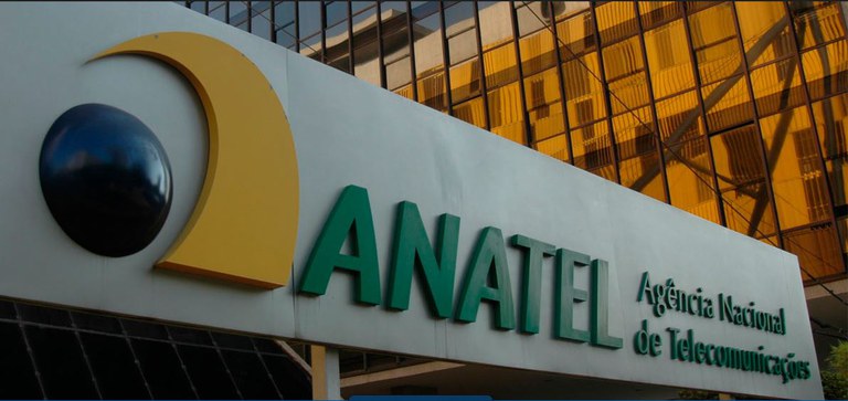Letreiro na entrada do complexo sede da Agência em Brasília com a inscrição "Anatel - Agência Nacional de Telecomunicações"