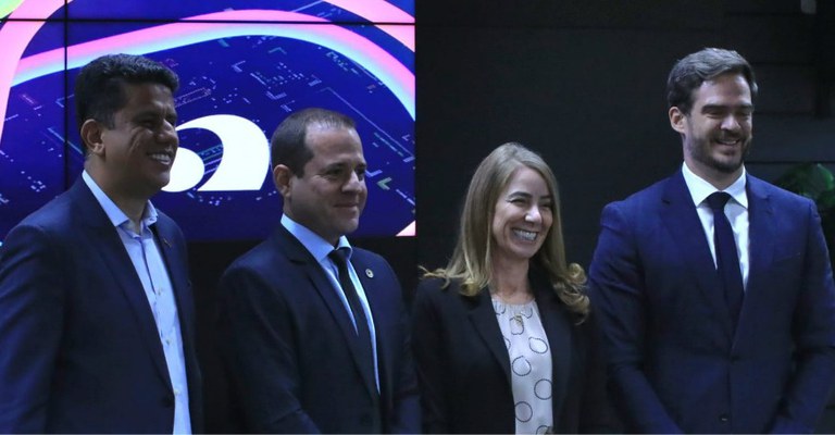 Participantes da mesa redonda “Redes Inteligentes e Conectividade Urbana: Desafios e Oportunidades para as Telecomunicações", realizada na Anatel, em Brasília, dia 10/2/2025