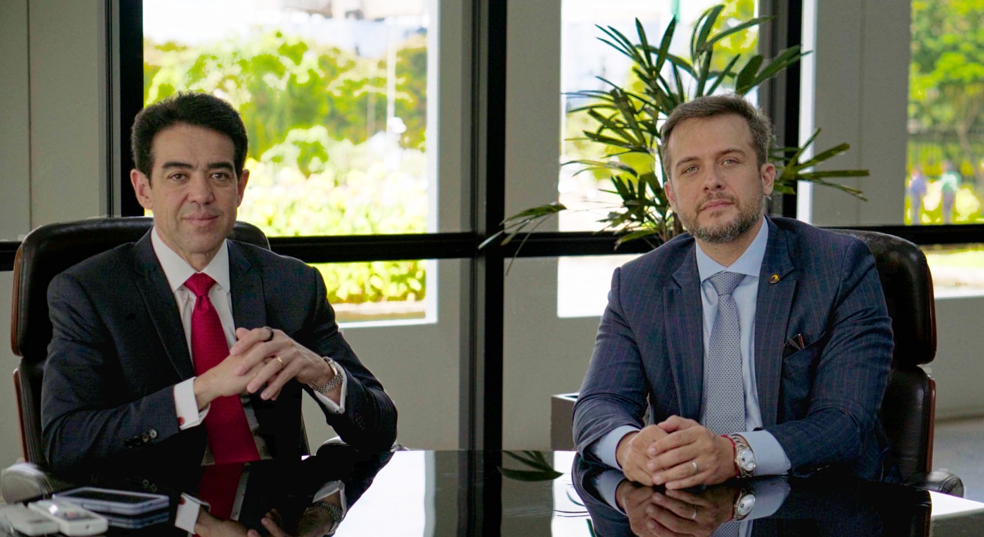 Imagem mostra ministro Bruno Dantas e o conselheiro Edson Holanda lado a lado