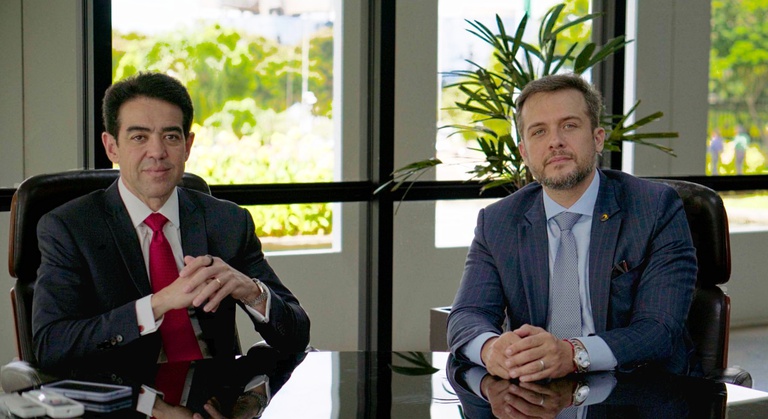 Imagem mostra ministro Bruno Dantas e o conselheiro Edson Holanda lado a lado
