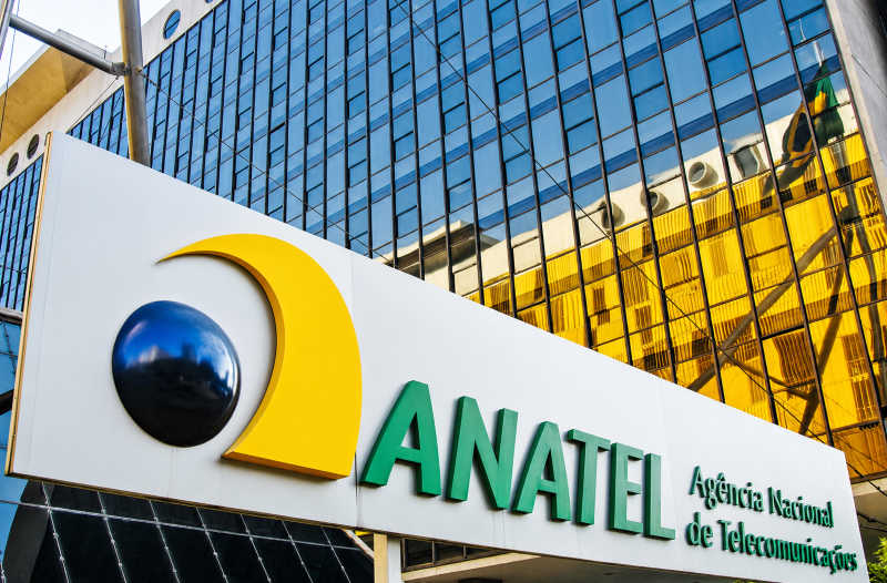 Fachada da sede da Anatel com placa de identificação oficial