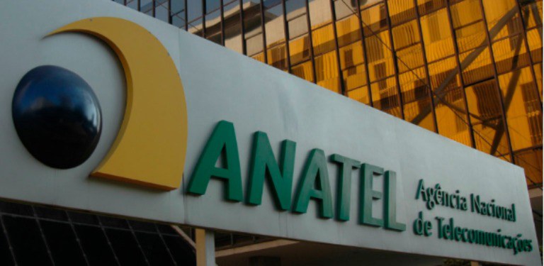 Letreiro da Anatel na entrada do complexo sede da Agência em Brasília