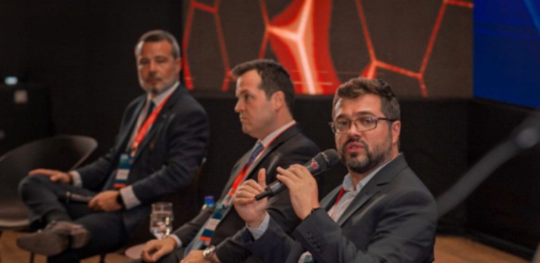 Superintendente executivo da Anatel, Abraão Balbino, fala ao microfone no III Simpósio Brasília Telcomp