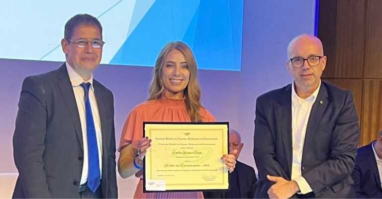 Superintendente de Fiscalização da Anatel, Gesiléa Fonseca Teles, recebe Prêmio Mulher das Comunicações 2025.