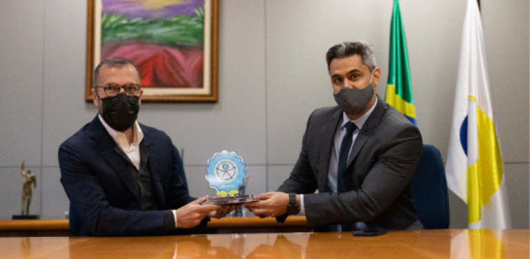 Pietro Labriola, CEO da Tim, (à esquerda) recebe prêmio de Leonardo de Morais, presidente da Anatel, (à direita). Foto de André Carvalho.