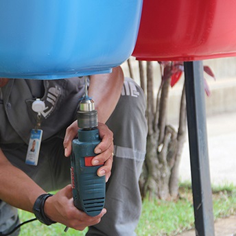 Furo das lixeiras localizadas nas áreas externas