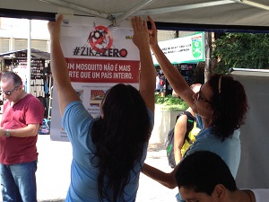 Estande na praça Rui Barbosa com informações para a população