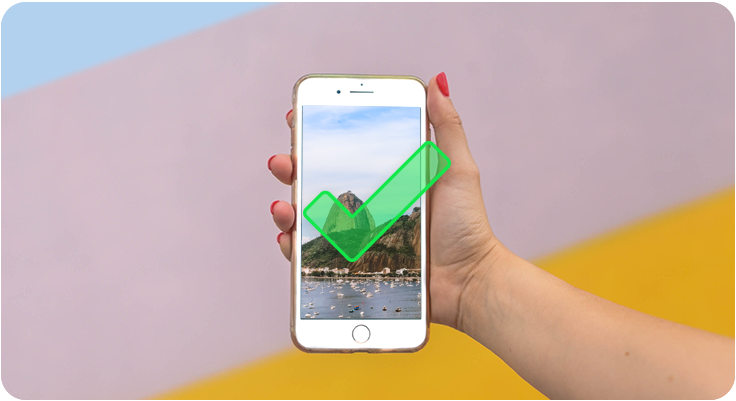 Imagem de uma mão segurando um celular com a imagem do Moro do Pão de Açúcar do RJ