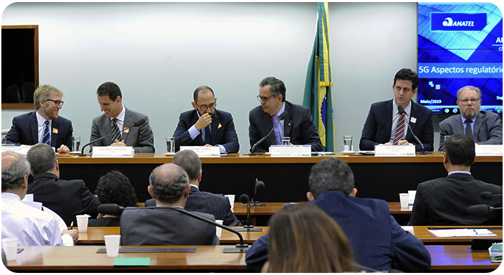 Foto da mesa da Audiência Pública na Câmara dos Deputados, reunião conjunta das Comissões de Ciência e Tecnologia, Comunicação e Informática (CCTCI) e Desenvolvimento Urbano (CDU)