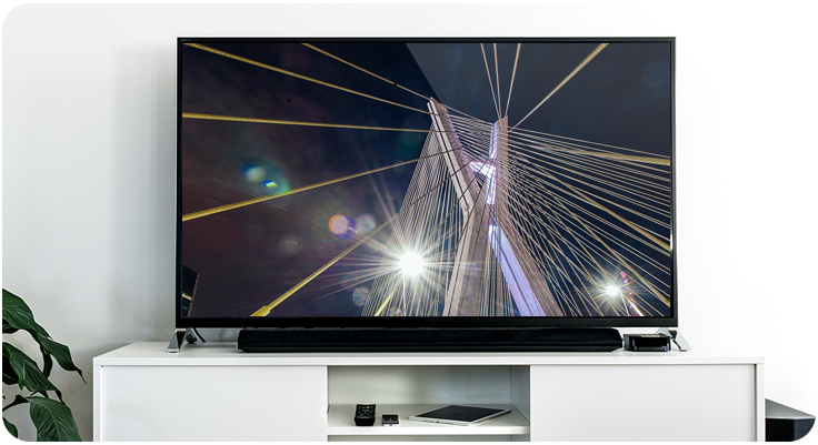 TV plana com imagem de ponte