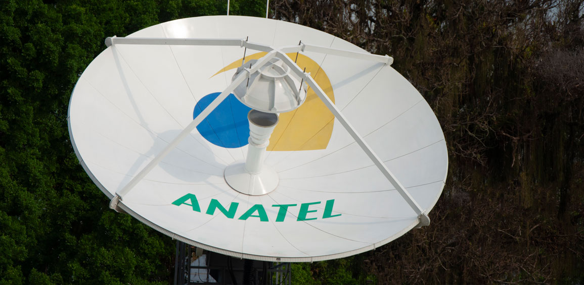 Antena Parabólica com logo da Anatel