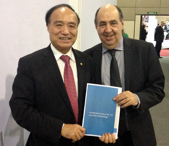 O presidente da Anatel, João Rezende, entregou hoje, 28, ao secretário-geral da União Internacional de Telecomunicações, Houlin Zhao, propostas da Agência para o aprimoramento da metodologia de avaliação de preços utilizada pela UIT para comparar valores dos serviços de telecomunicações aos usuários em diversos países. 