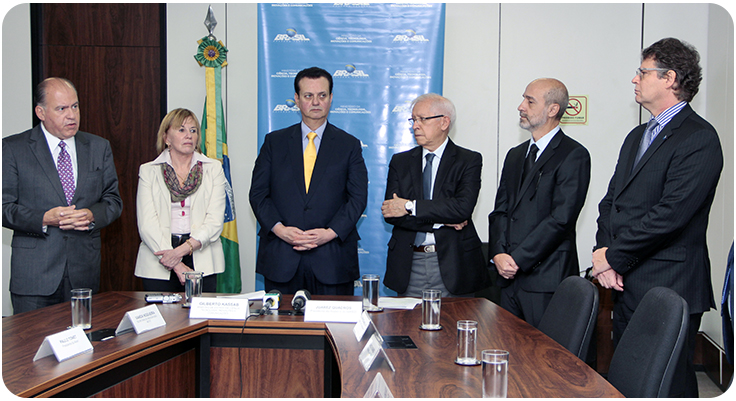 Foto dos presentes na assinatura da Portaria