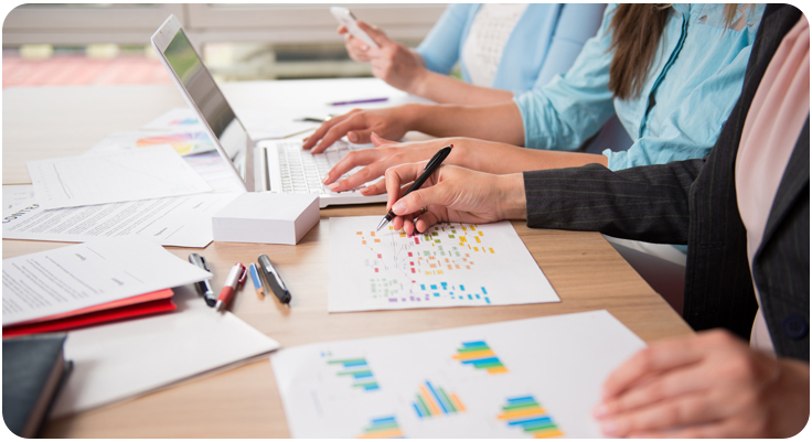 Imagem de três mulheres a analisar dados