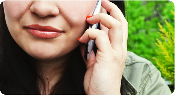 Rosto com telefone celular