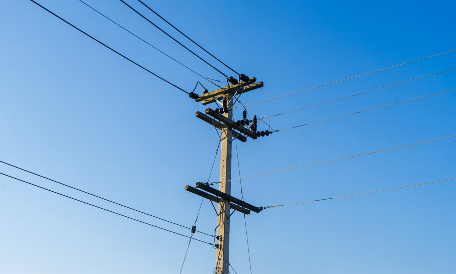 Anatel prorroga prazo para envio de dados sobre contratos de uso de postes e reforça transparência no setor de banda larga fixa