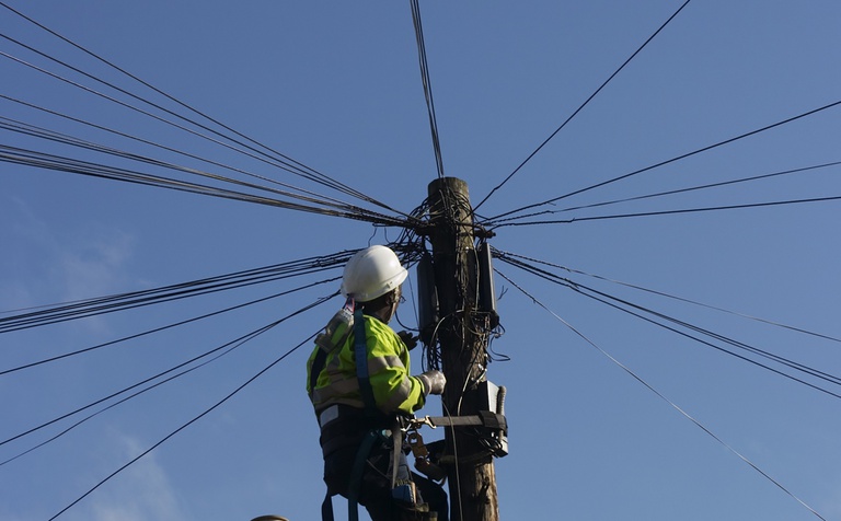 Anatel agiliza regularização do uso de postes e analisa volume recorde de contratos