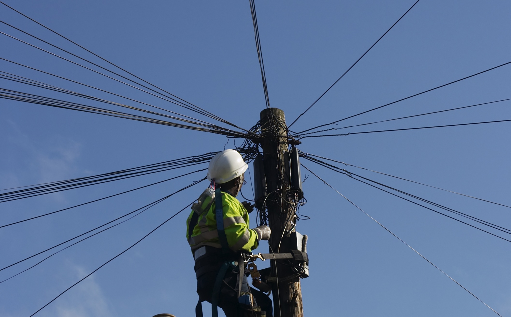 Anatel agiliza regularização do uso de postes e analisa volume recorde de contratos