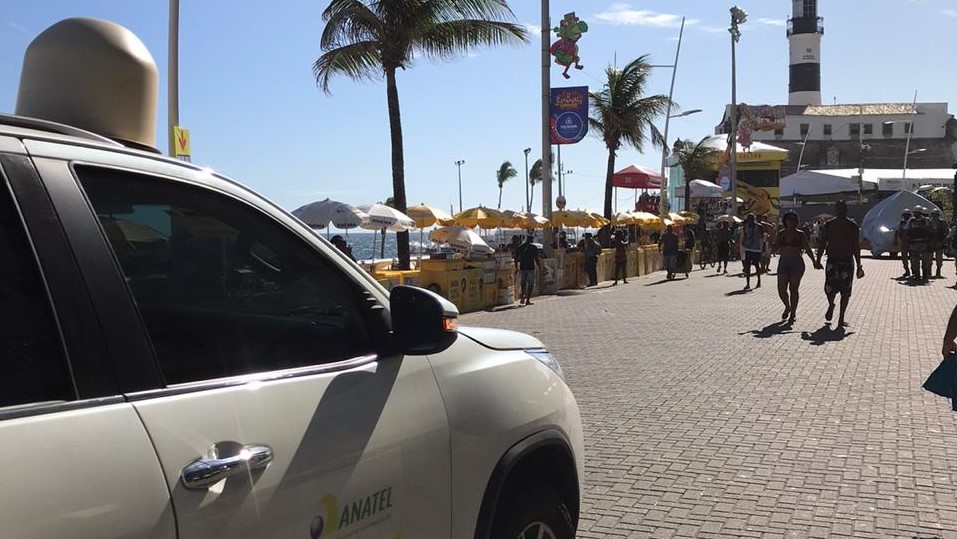 A fiscalização da Anatel atua nos eventos para monitorar os diversos transmissores que ocasionem interferências, o mal funcionamento dos serviços e as interferências advindas do uso de equipamentos de telecomunicações em locais de grande concentração de pessoas.