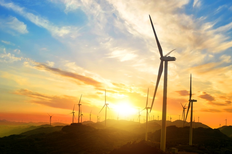 paisagem-ensolarada-com-moinhos-de-vento.jpg
