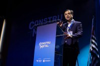 Diretor da ANEEL debate futuro da indústria elétrica e eletrônica durante FIEE