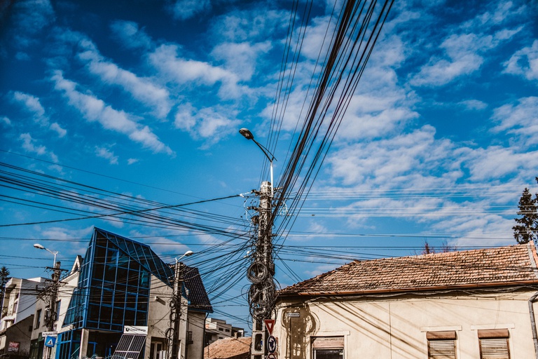 vista-de-angulo-baixo-de-edificios-com-pilares-contra-o-ceu-nublado.jpg