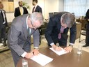 Momento da assinatura do Acordo. De E/D: Victor Bicca e Alexandre Barreto