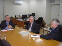 De E/D: Dr. Victor Bicca (Diretor-Geral do DNPM), Dr. Georg Witschel (Embaixador da Alemanha) e Dr. Rainer Munzel (Ministro de Assuntos Econômicos da Embaixada)