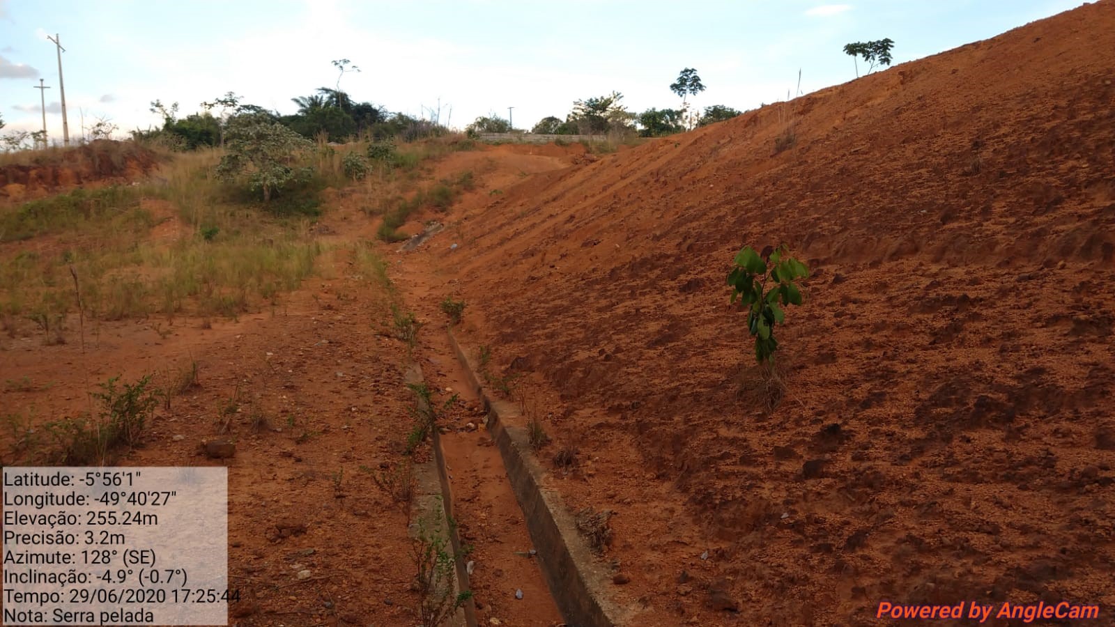 Canaletas de drenagem assoreadas