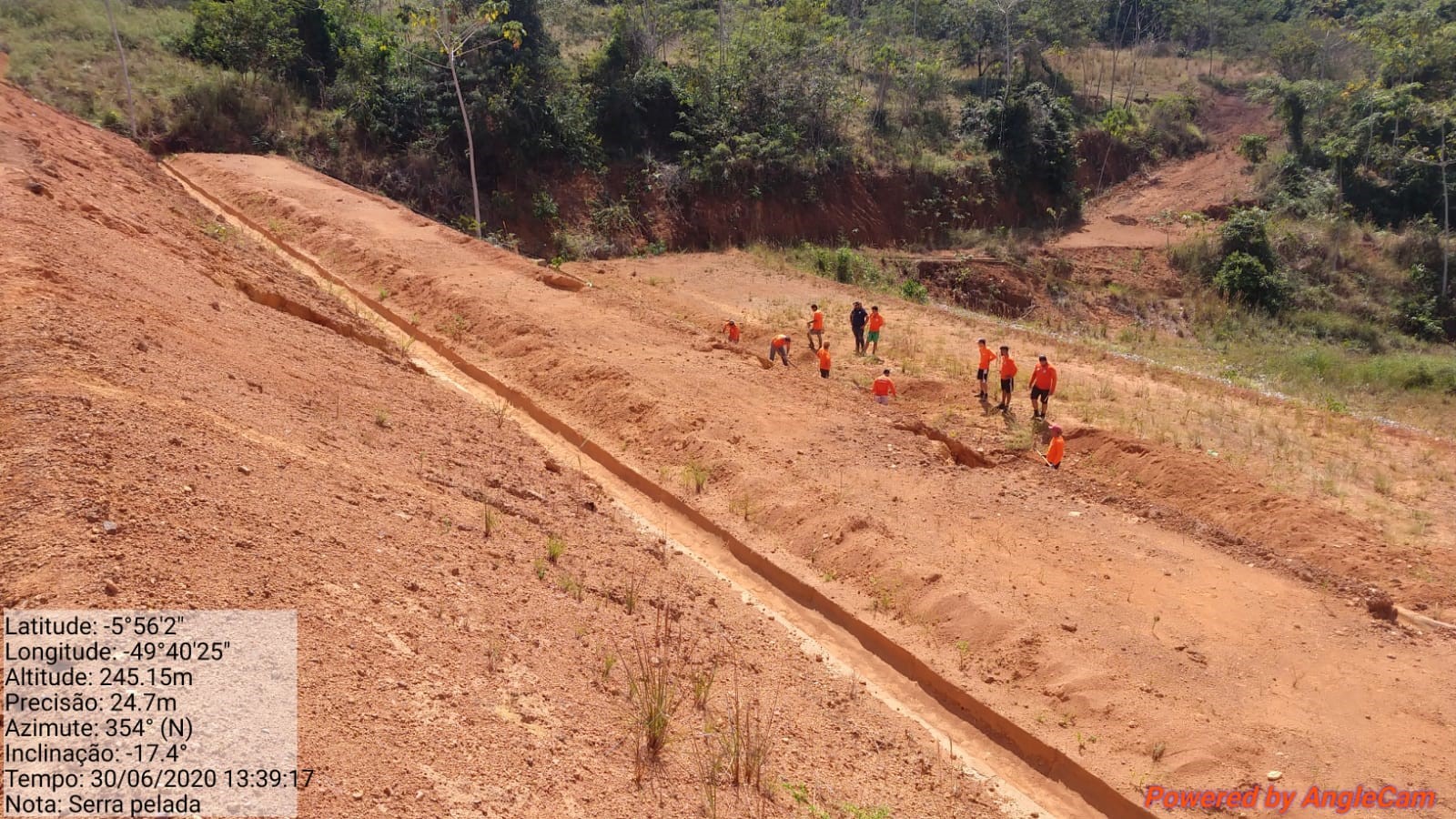 Canaletas de drenagem superficial limpas após a ação
