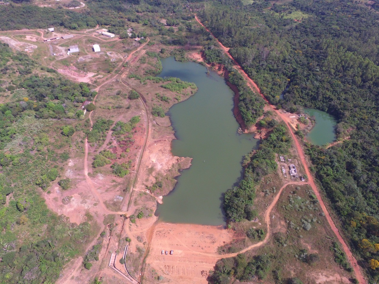 Vista geral da barragem e reservatório