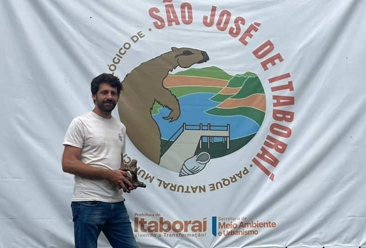 servidor segura fóssil