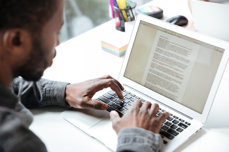 foto-recortada-de-homem-jovem-serio-sentado-no-escritorio-coworking_171337-17650.jpg