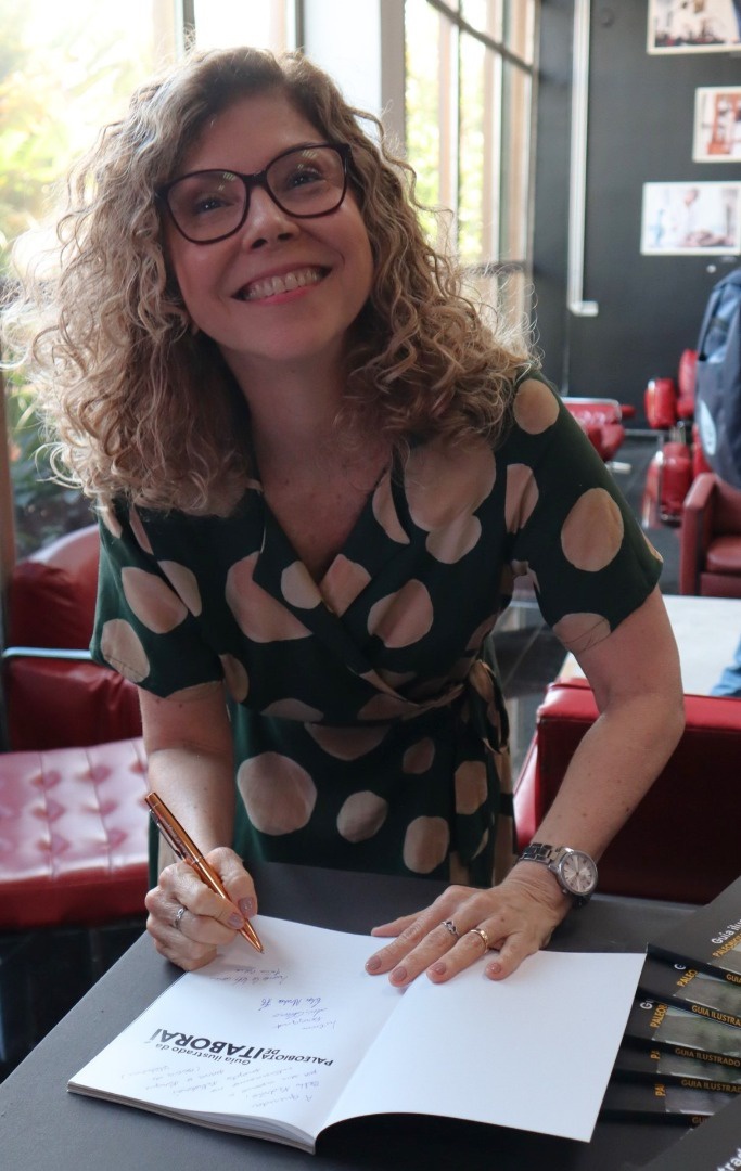 2Márcia Polck autografando um livro.jpeg
