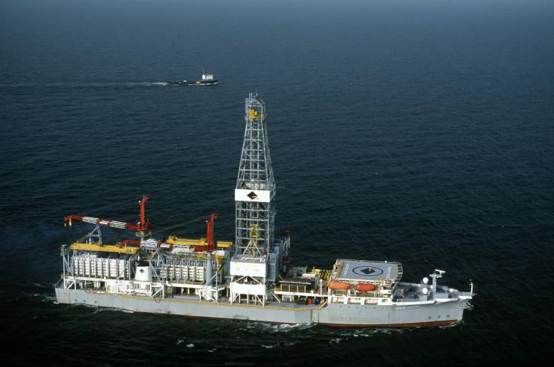 Navio-sonda usado para perfurar o fundo do mar e procurar petróleo. Ele trabalha longe da costa, em águas profundas.