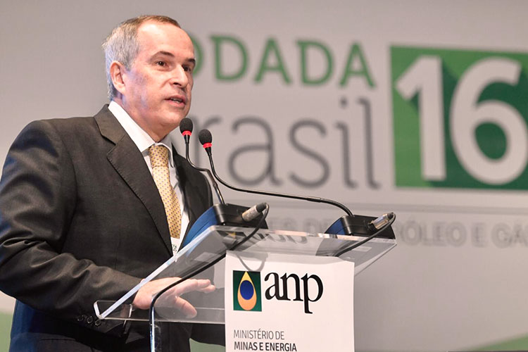 Diretor-geral Décio Oddone abre a sessão pública de ofertas.