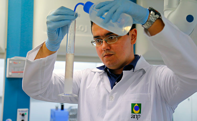 Ensaio de teor de etanol na gasolina.