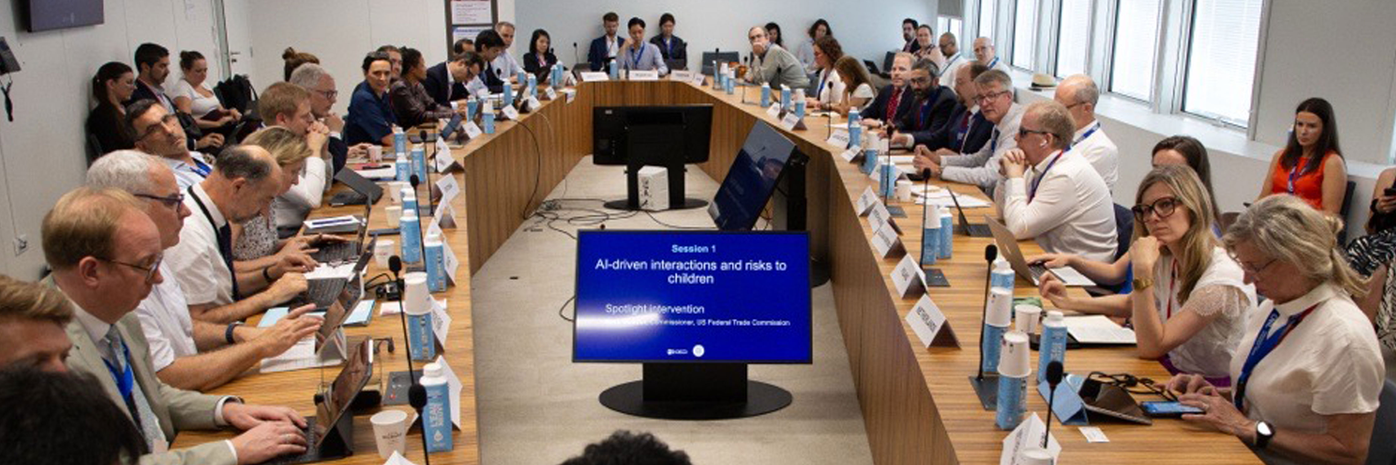 Mesa redonda com autoridades dos países participantes