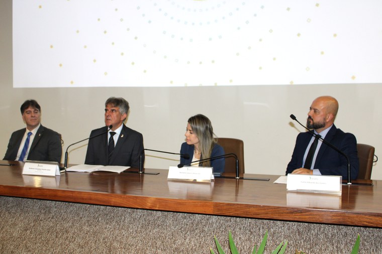 Igor Moreira, da CGTI (à esquerda); Waldemar Gonçalves, Michelle Lira, da Secretaria-Geral; e Carlos Eduardo Santos, da CGA