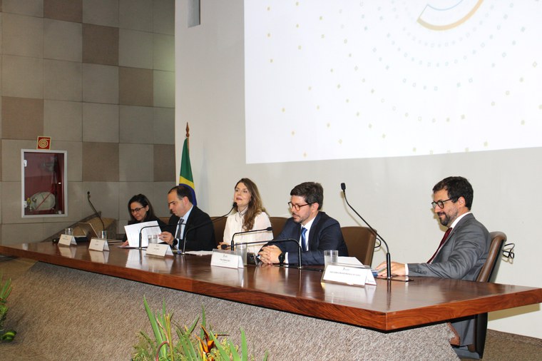 Lorena Giuberti (ao centro) recebe Grabrielle Sarlet (à esquerda), Rony Vainzof, Vítor Cravo e João Brandt, todos do CNPD