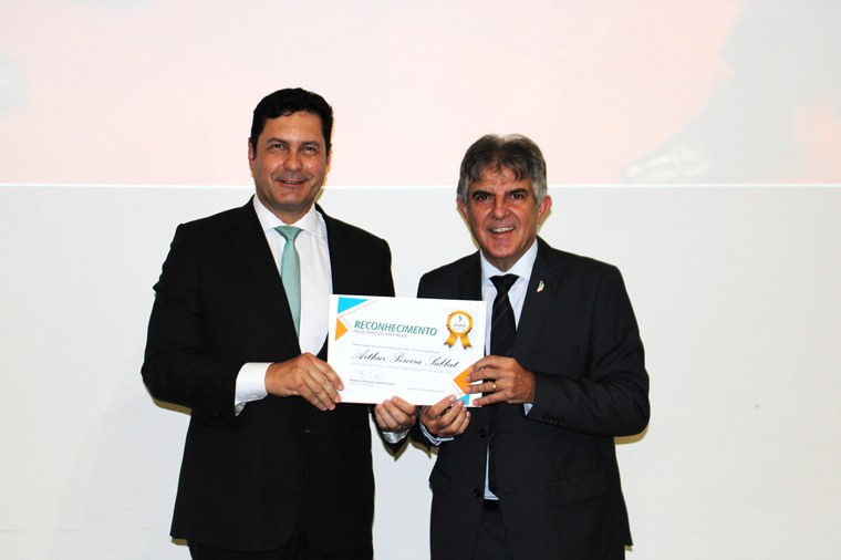 Arthur Sabbat (à esquerda) recebe homenagem por seu período na Diretoria das mãos de Waldemar Gonçalves