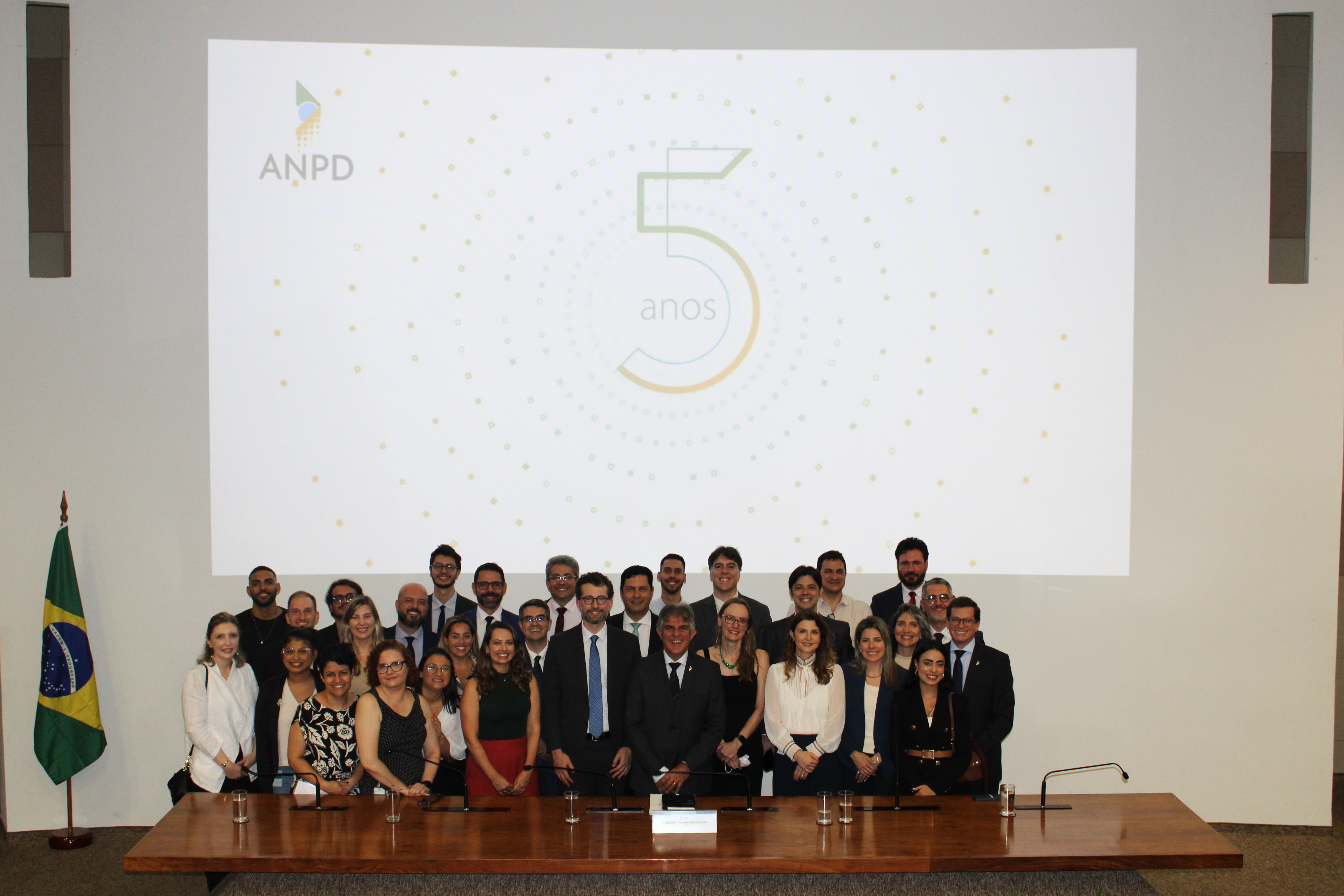 Colaboradores da ANPD celebram cinco anos de atividade no encerramento da cerimônia da comemoração de aniversário