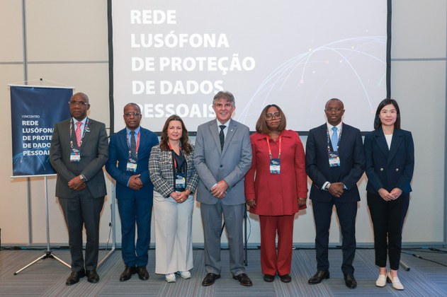 Lourino Chamani, de Moçambique (E); José Manuel Macumbo Costa Alegre, de São Tomé e Príncipe; Paula Meira Lourenço, de Portugal; Waldemar Gonçalves, da ANPD, do Brasil; Maria das Dores Jesus Correa Pila, de Angola; Faustino Varela Monteiro, de Cabo Verde; e Joana Io, de Macau (China). Foto: Ricardo Matsukawa / Divulgação NIC.br