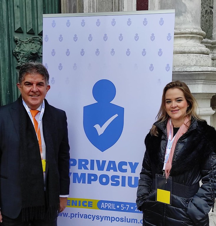 Dir Pes Waldemar e Dir Nairane entrada do evento.jpeg