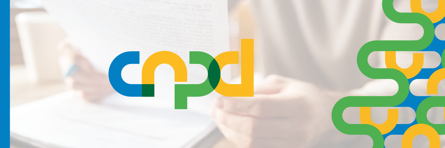 Logotipo do CNPD em destaque sobre fundo desfocado de uma pessoa segurando um documento; à direita, elementos gráficos abstratos em azul, verde e amarelo formando um padrão decorativo.