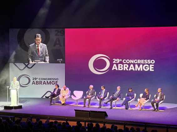 Wadih Damous discursa durante mesa de abertura do Congresso, também composta por (da esquerda para a direita: Leonardo Sica, presidente da OAB São Paulo; Mozart Sales, Secretário de Atenção Especializada à Saúde do Ministério da Saúde; Pedro Westphalen, deputado federal; Gustavo Ribeiro, presidente da Abramge; Dias Toffoli, ministro do STF; Daiane Nogueira e Renata Gil, conselheiras do CNJ; e Maxwell Vieira, Conselheiro do TCE-SP