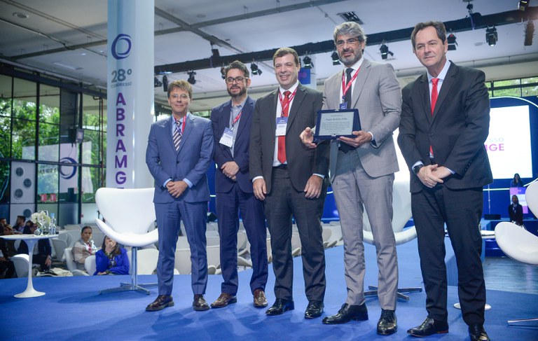 Paulo Rebello recebe homenagem da Abramge